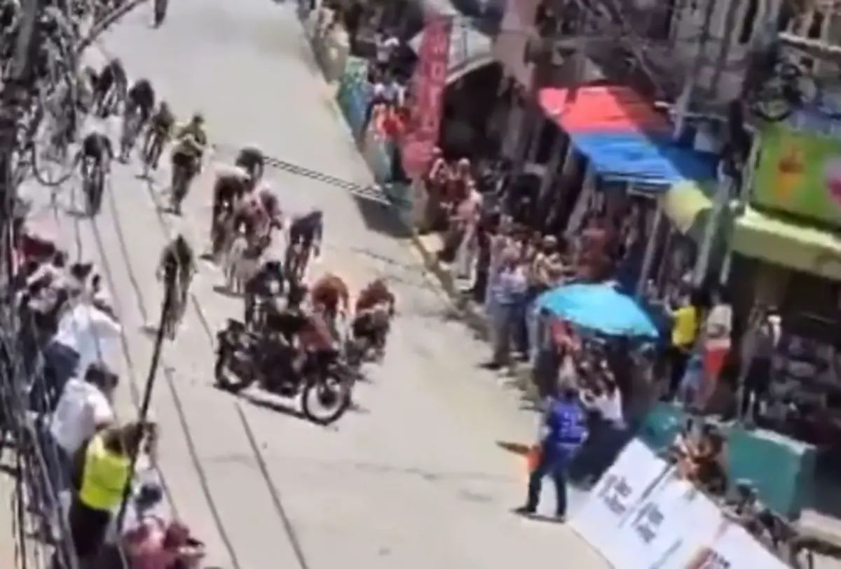 Imagem de contexto do artigo Queda feia na Volta à Venezuela: mota abalroou ciclistas que sprintavam para a meta