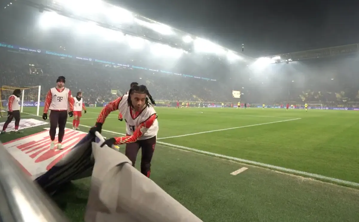 Imagem de contexto do artigo Dortmund-Bayern: Olise aquecia e "teimava" em afastar a publicidade