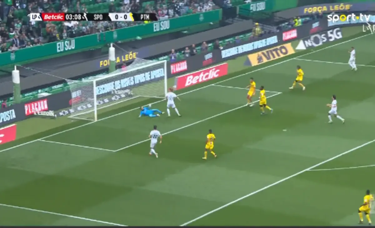 Imagem de contexto do artigo A corajosa defesa de Nakamura a impedir o golo de Gyokeres