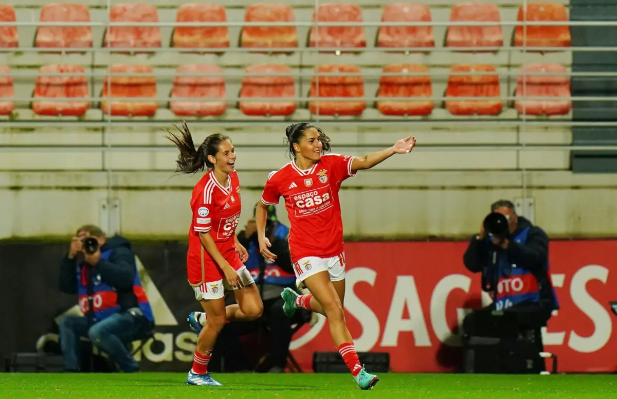 Andreia Faria e Kika Nazareth celebram o golo do triunfo