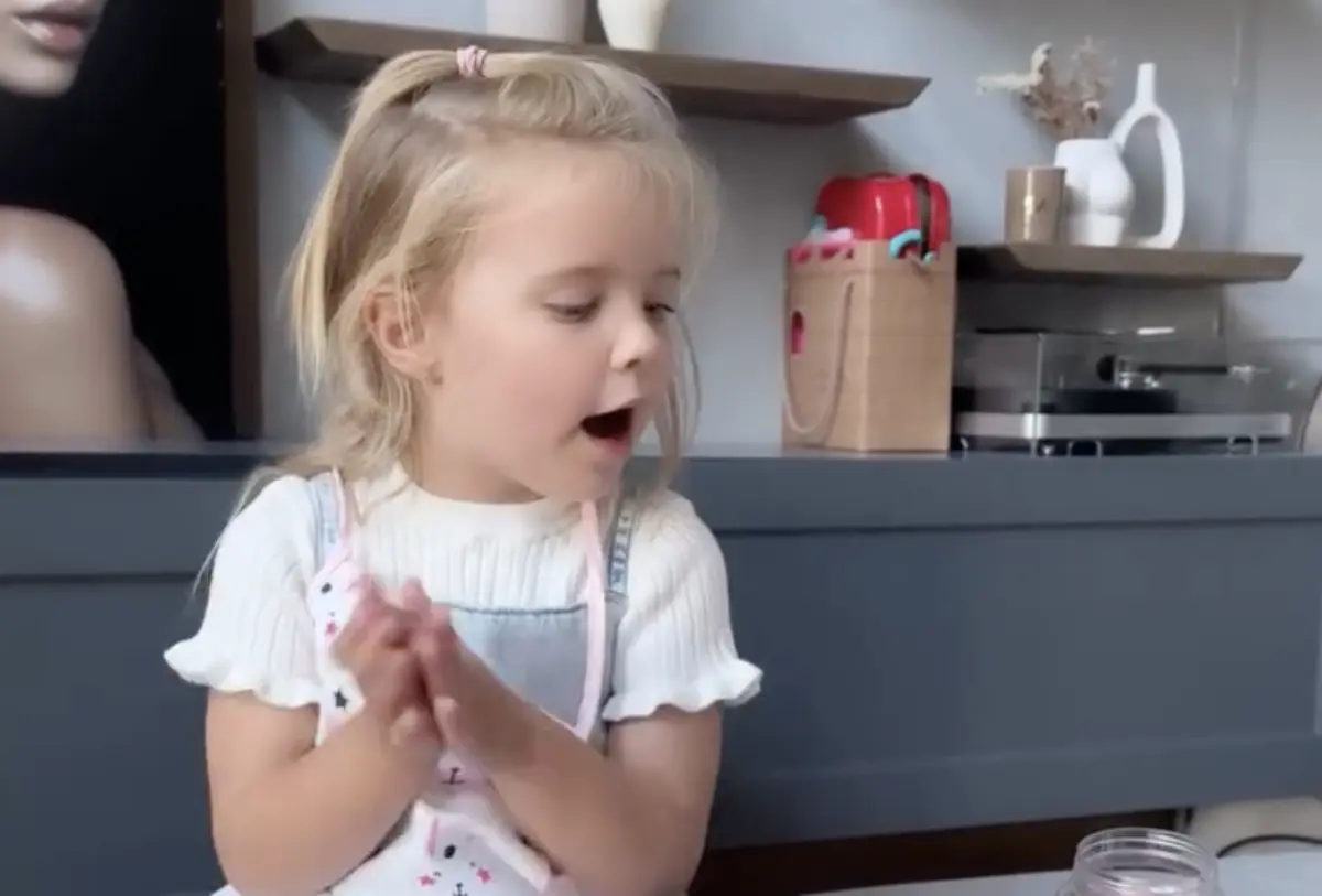 Imagem de contexto do artigo Filha de Jan Bednarek já canta pelo FC Porto. Assista ao momento neste vídeo