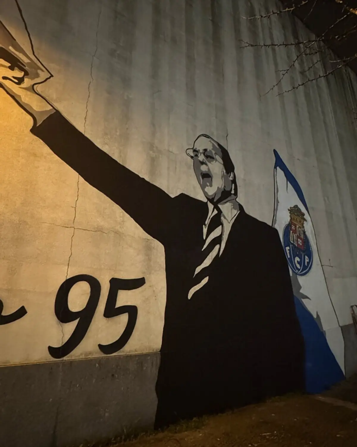 Imagem de contexto do artigo Pinto da Costa "gravado" em mural junto ao Estádio do Dragão