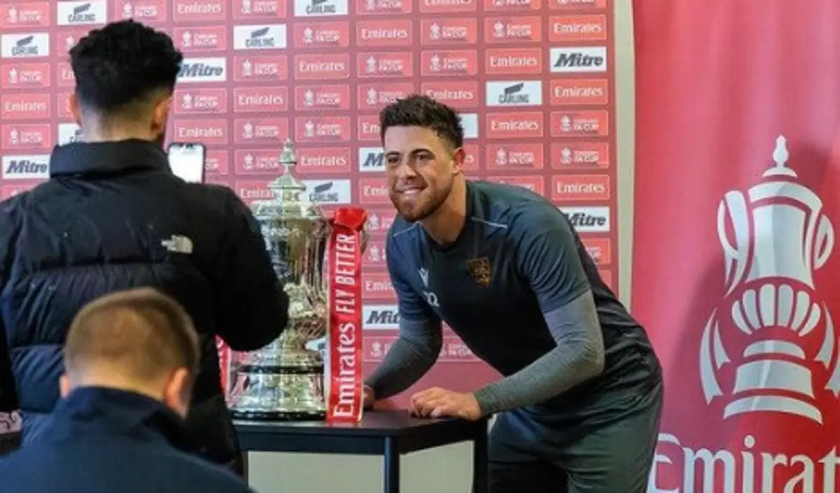 Sam Bone posa ao lado da Taça de Inglaterra (créditos: Instagram)