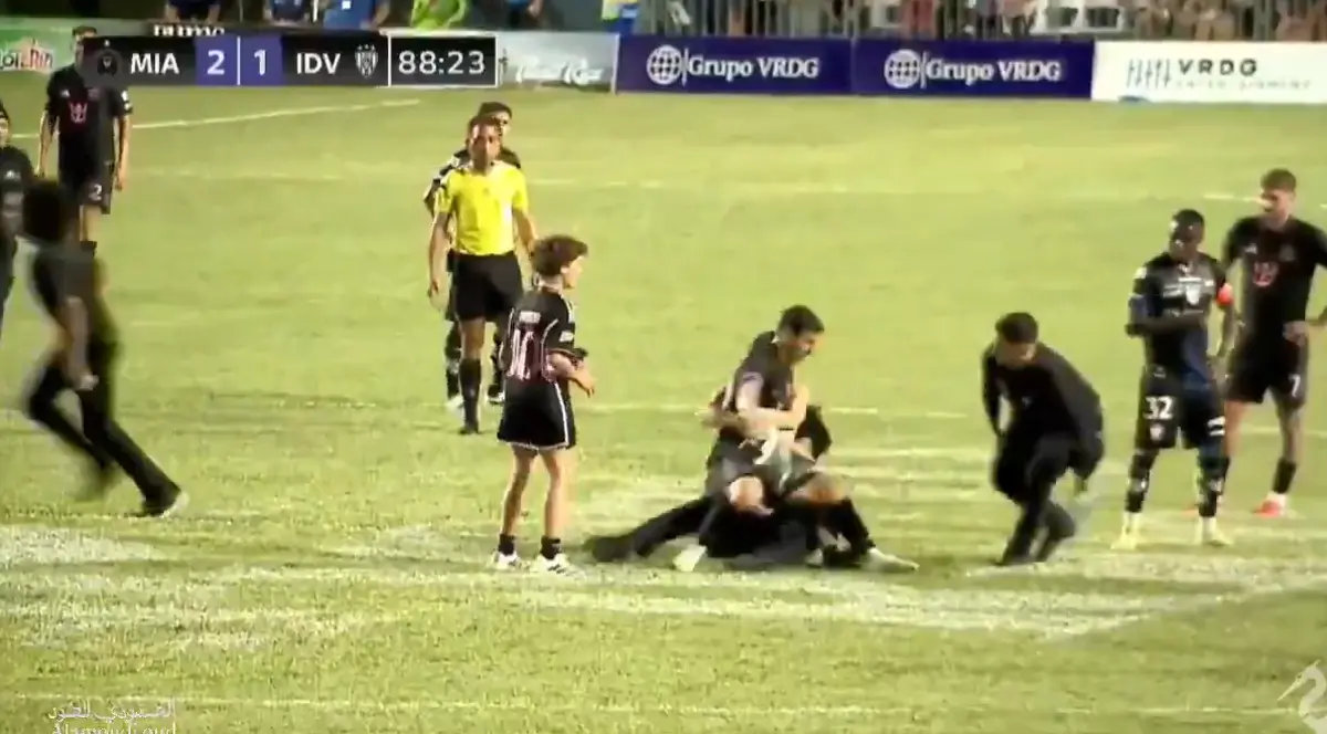 Imagem de contexto do artigo Invasão de campo em Porto Rico acaba com Messi derrubado