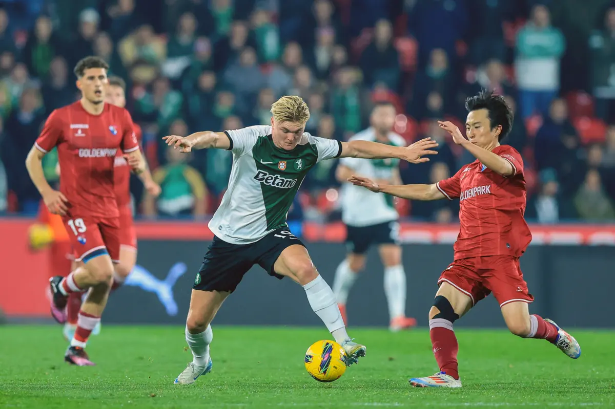 Fujimoto num lance com Harder (Créditos: Lusa)