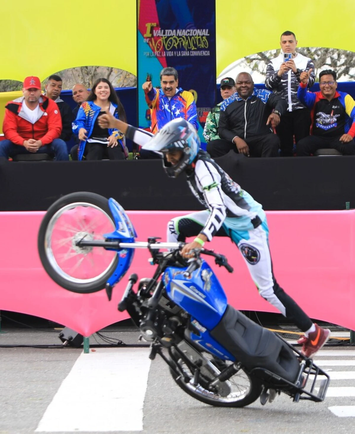 Nicolás Maduro em evento com 1500 praticantes de piruetas com motas