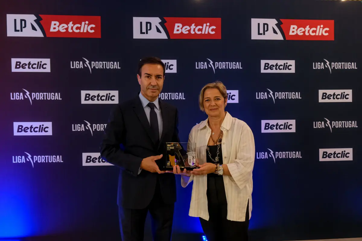 António Salvador recebeu prémio das mãos de Sónia Costa Cunha, CFO da Liga Portugal