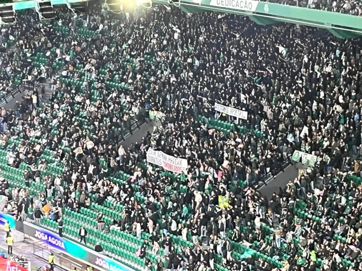 Imagem de contexto do artigo Adeptos do Sporting exibem tarja: "Esta semana haverá quantos comunicados?"