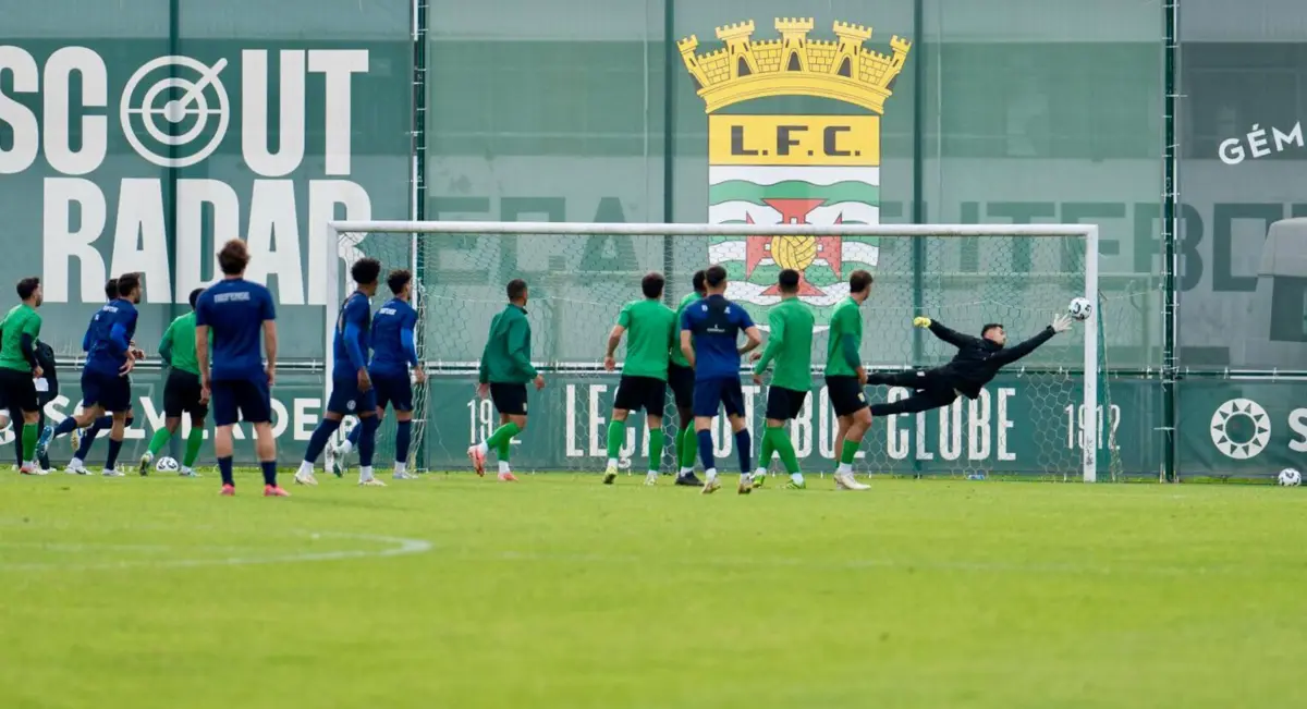 Imagem de contexto do artigo Bis de Eric Ayiah no empate entre Trofense e Leça