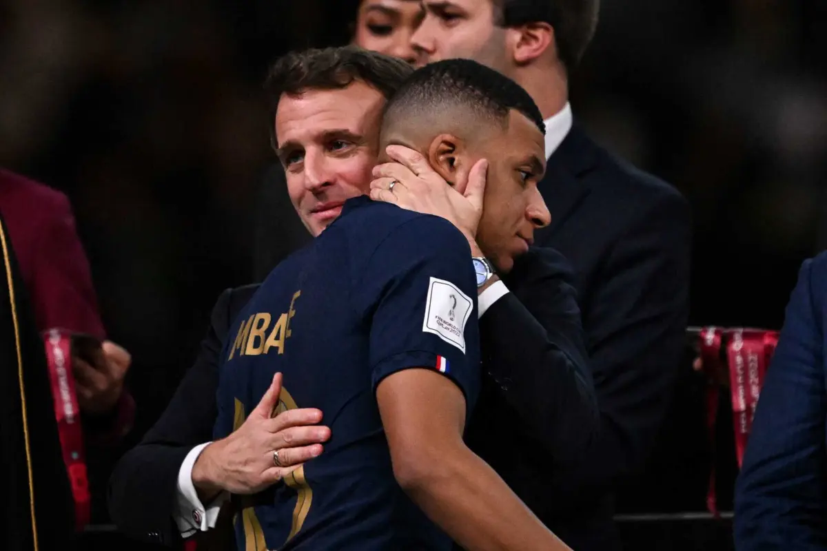 Macron e Mbappé (créditos: AFP)
