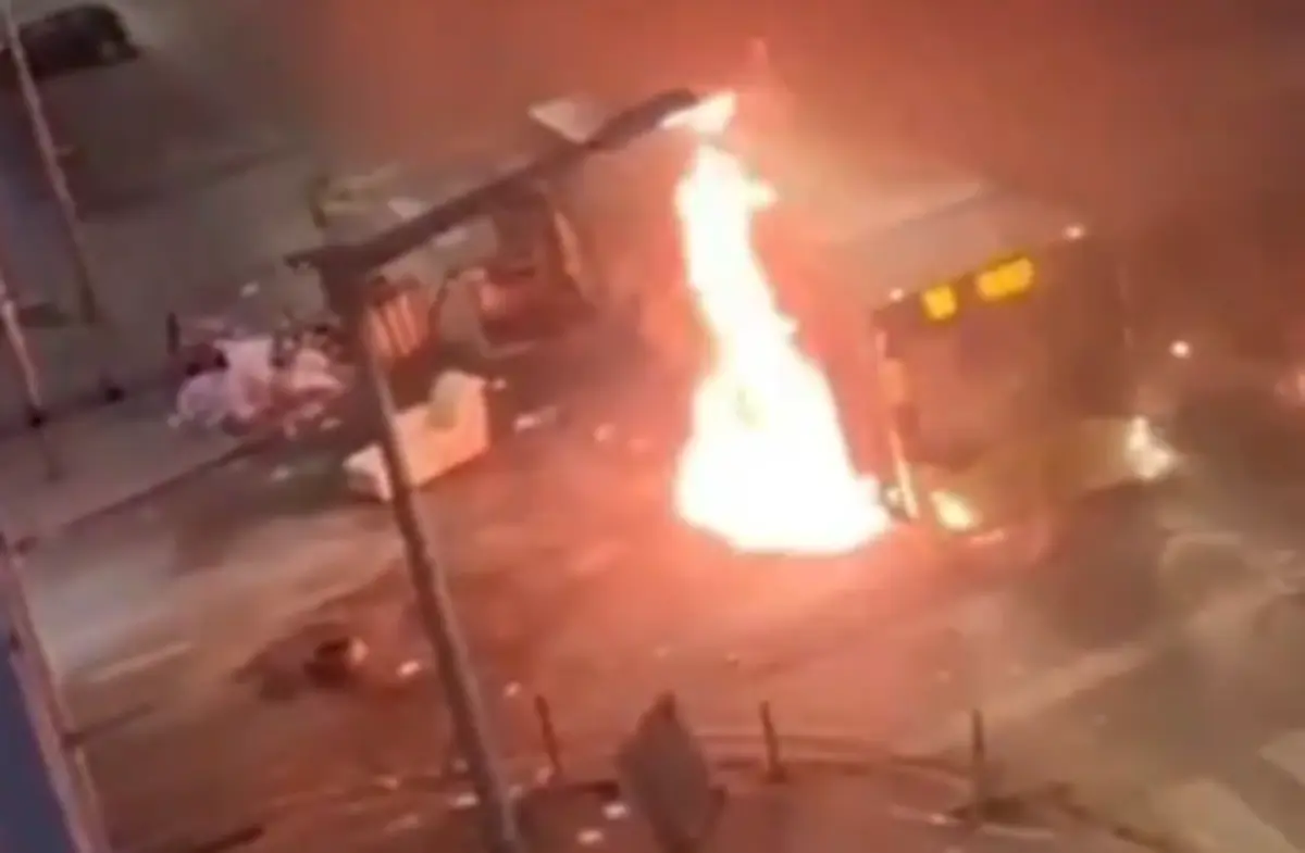 Imagem de contexto do artigo Autocarro ardeu no Bairro do Zambujal. Assista ao vídeo