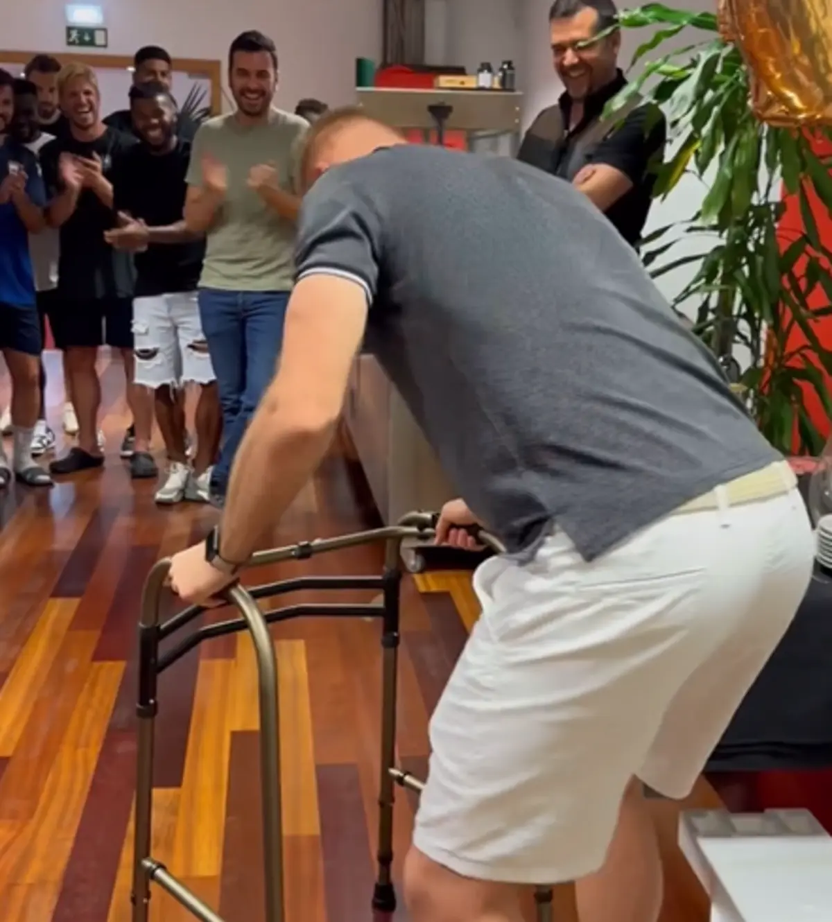 Imagem de contexto do artigo Kieszek, guarda-redes do Leiria, fez 40 anos e recebeu um andarilho de presente