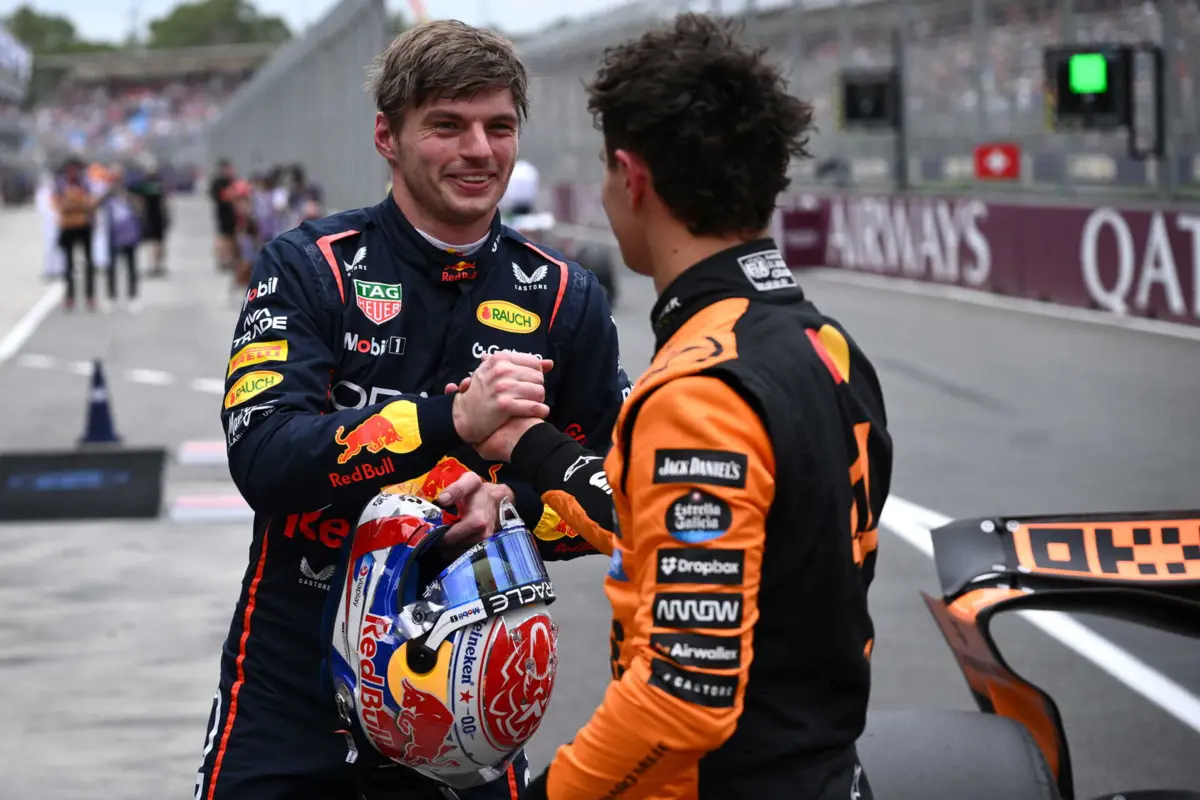 Verstappen e Lando Norris cumprimentam-se (Créditos: EPA)