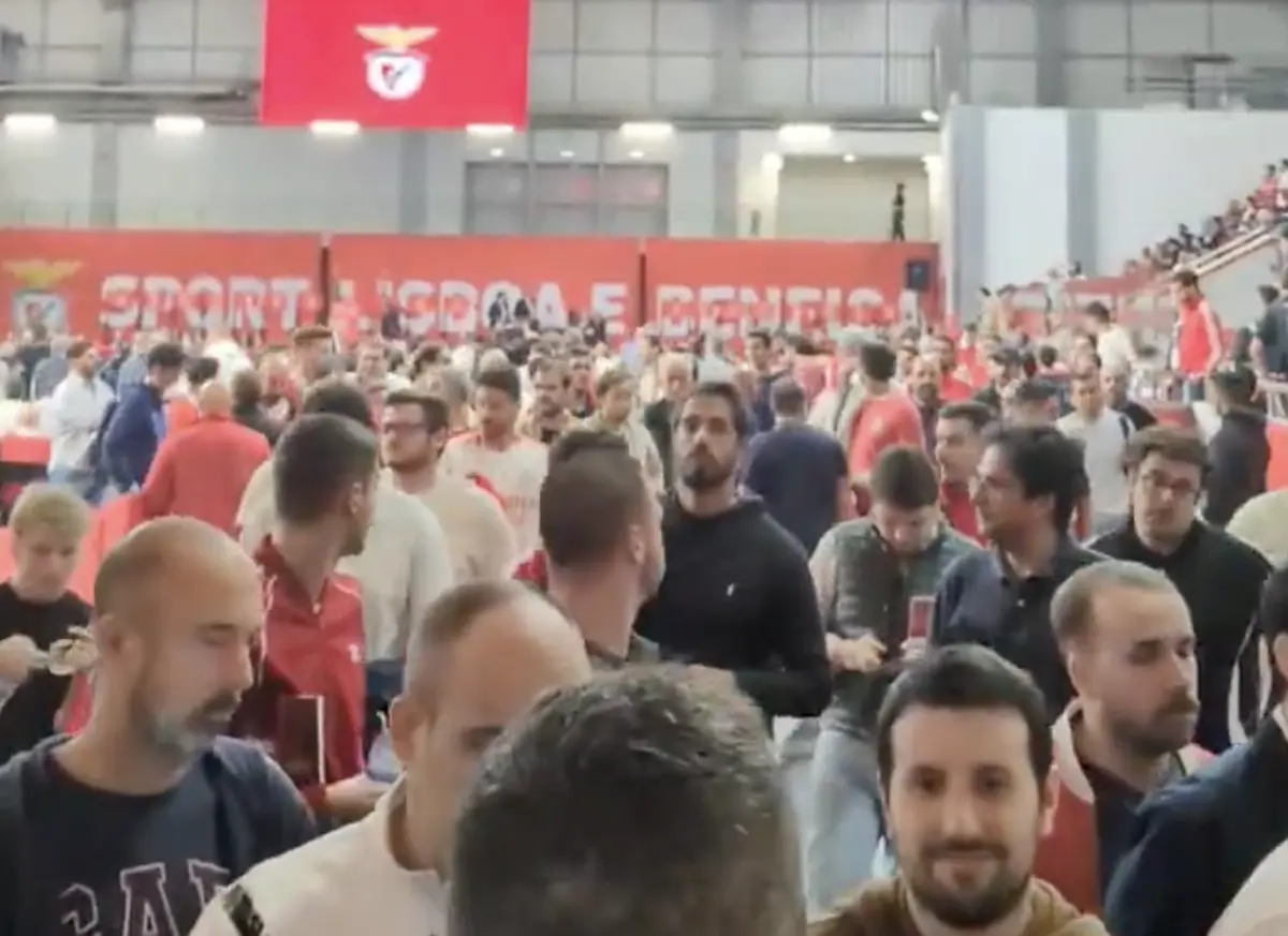 Imagem de contexto do artigo AG do Benfica suspensa após sócios impedirem Vieira de falar