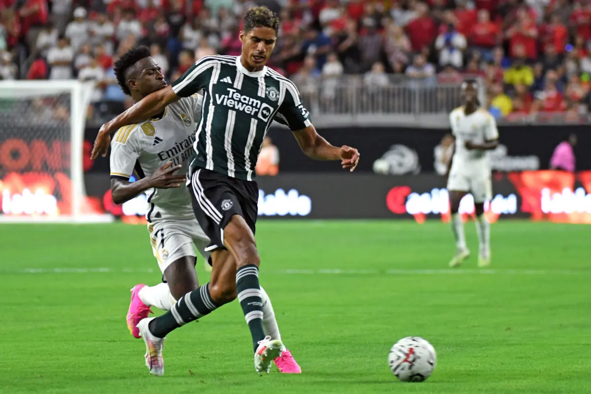 Raphael Varane frente ao Real Madrid, ao serviço do Manchester United