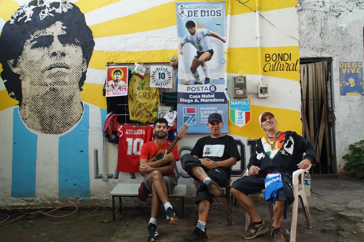 Imagem de contexto do artigo Manu Chao deu um concerto à porta da casa de Maradona em Villa Fiorito