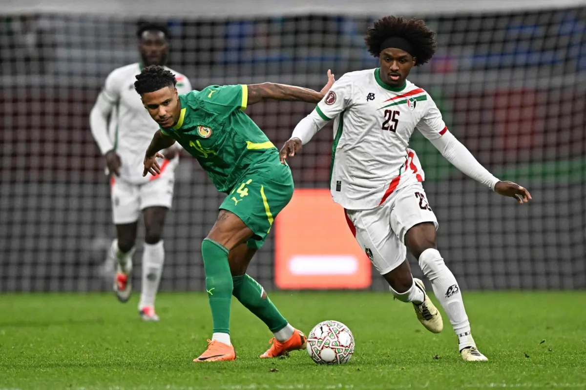 Ismail Jakobs, à esquerda, ao serviço do Senegal na CAN