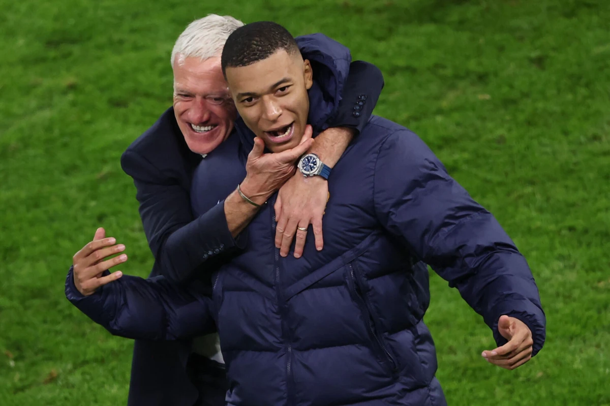 Deschamps e Mbappe (Ronny HARTMANN/AFP)