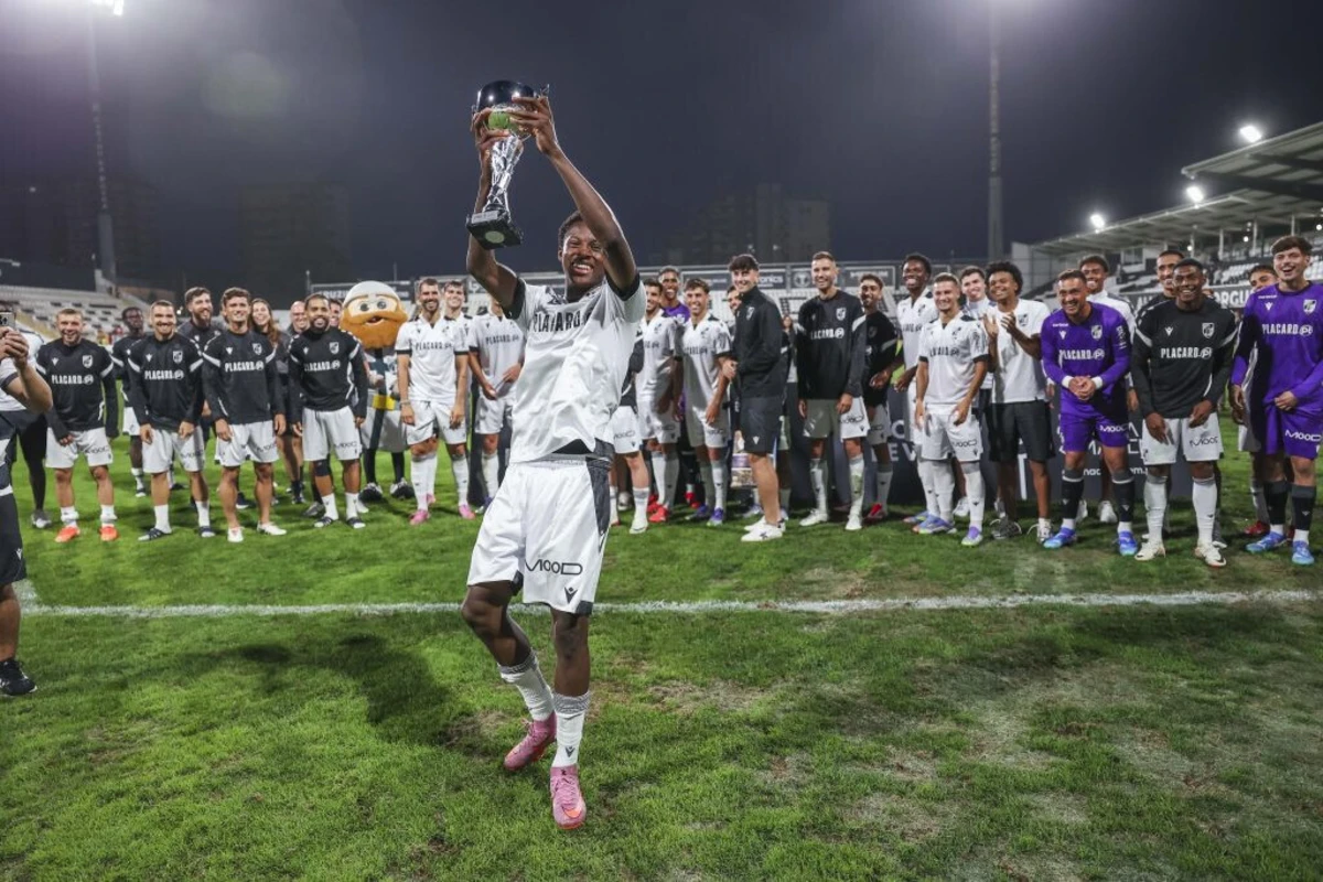 Oumar Camara levanta o troféu conquistado na Póvoa de Varzim
(créditos: Vitória SC)