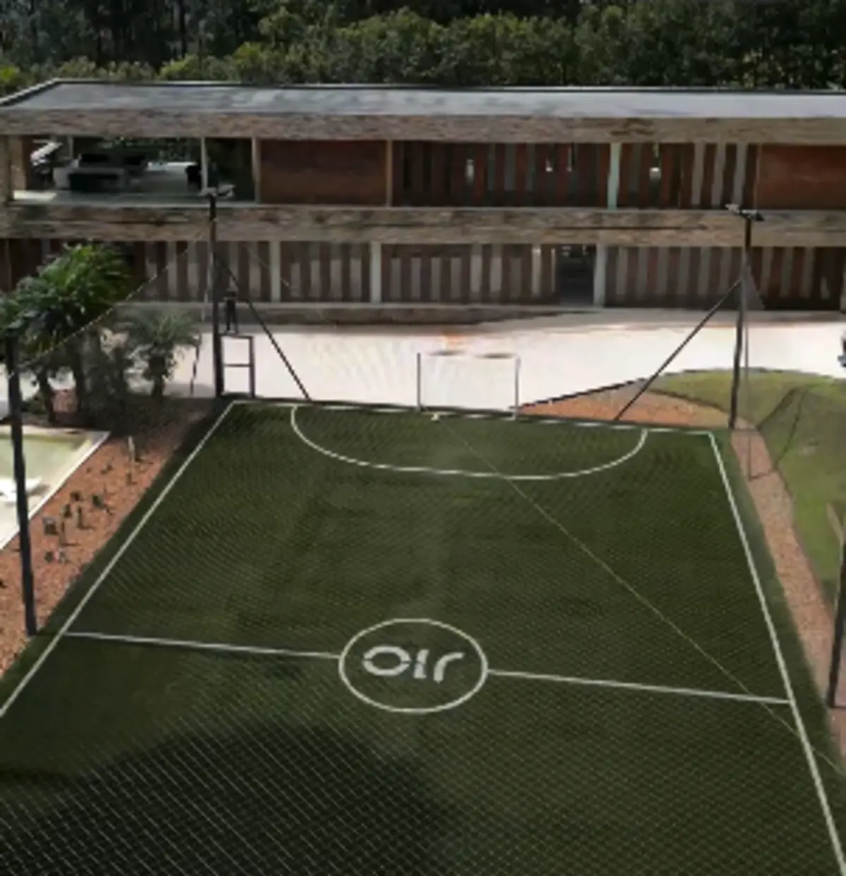 Imagem de contexto do artigo Veja a mansão que James Rodríguez meteu à venda: campos de futebol e basquetebol e muito mais