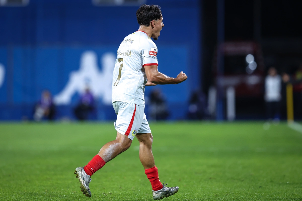 Djouahra bisou frente ao Estoril