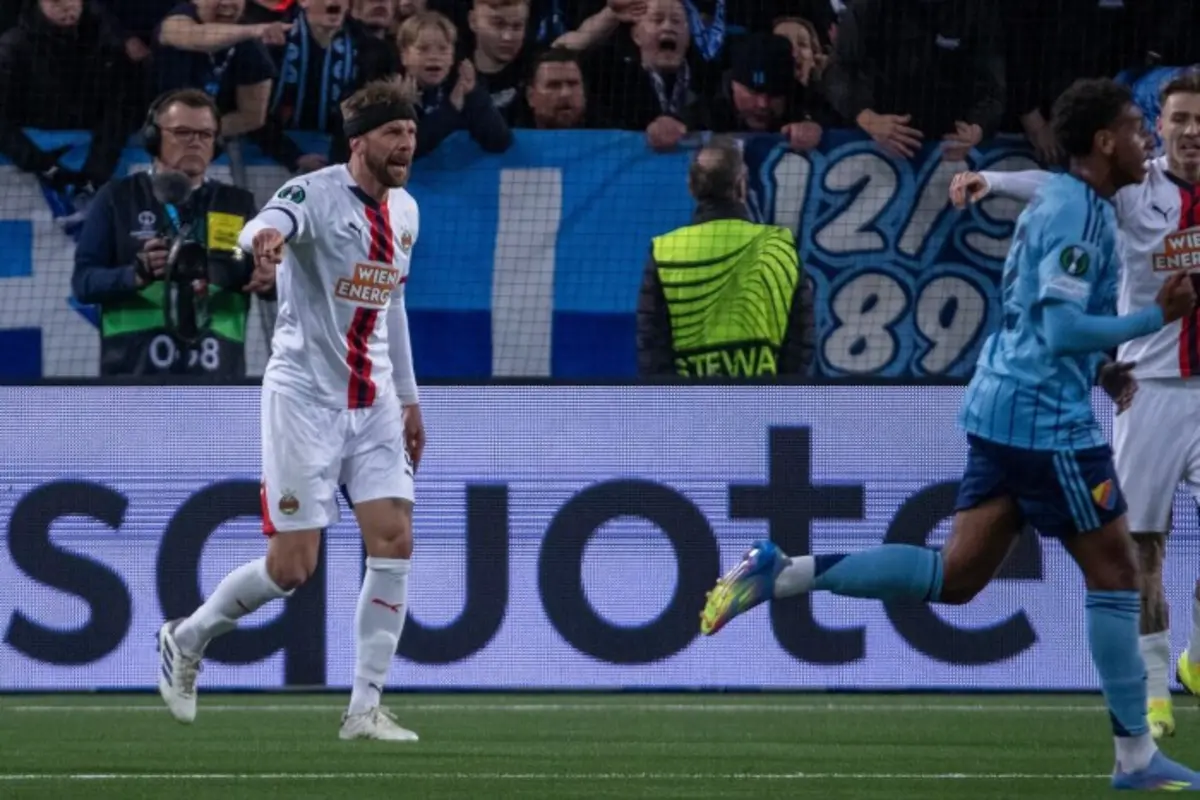 Burgstaller, com uma proteção na cabeça (Créditos: página oficial do SK Rapid)