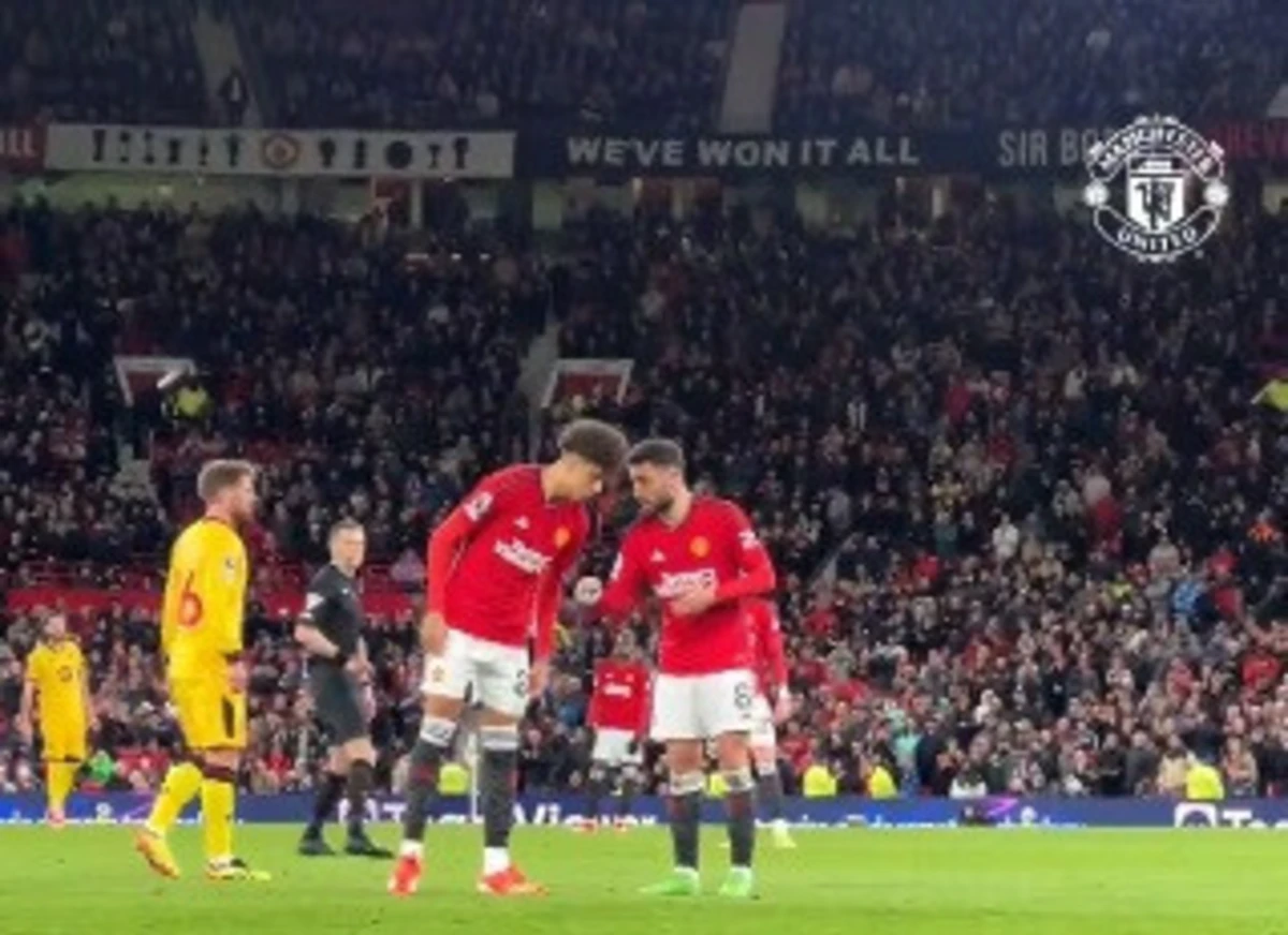 Bruno Fernandes fala com Wheatley (créditos: Manchester United)