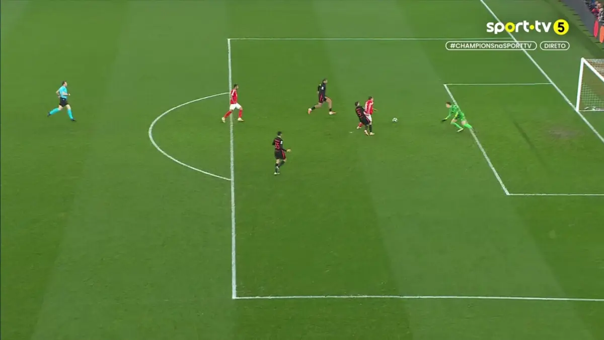 Imagem de contexto do artigo Benfica-Barcelona: árbitro assinalou penálti sobre Belotti, mas havia fora de jogo