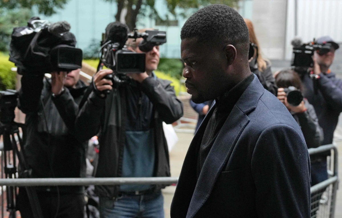 Thomas Partey à chegada ao Tribunal da Coroa de Southwark