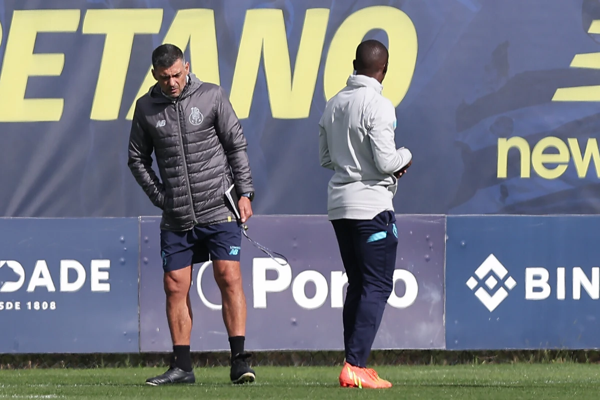 Imagem de contexto do artigo Quatro jogadores do FC Porto afastados do restante plantel
