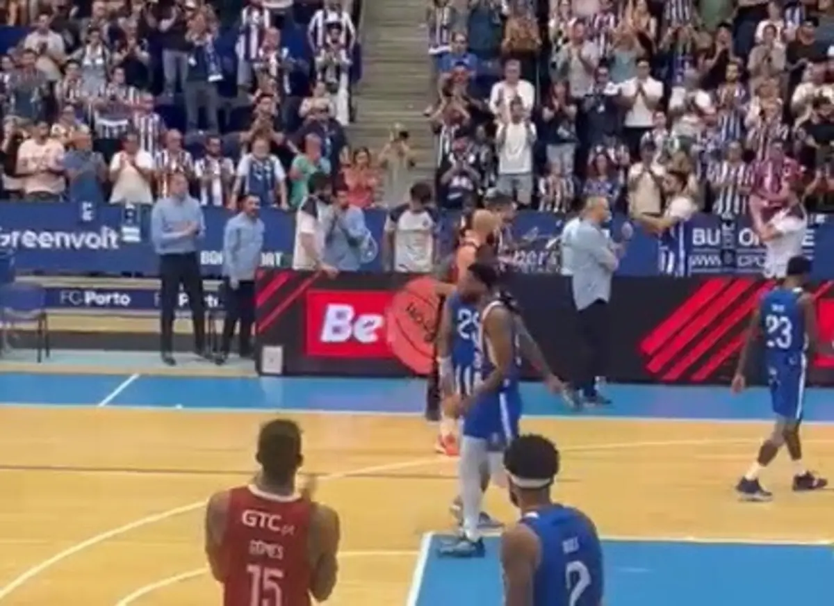 Imagem de contexto do artigo Max Landis aplaudido no adeus ao basquetebol do FC Porto: veja o vídeo