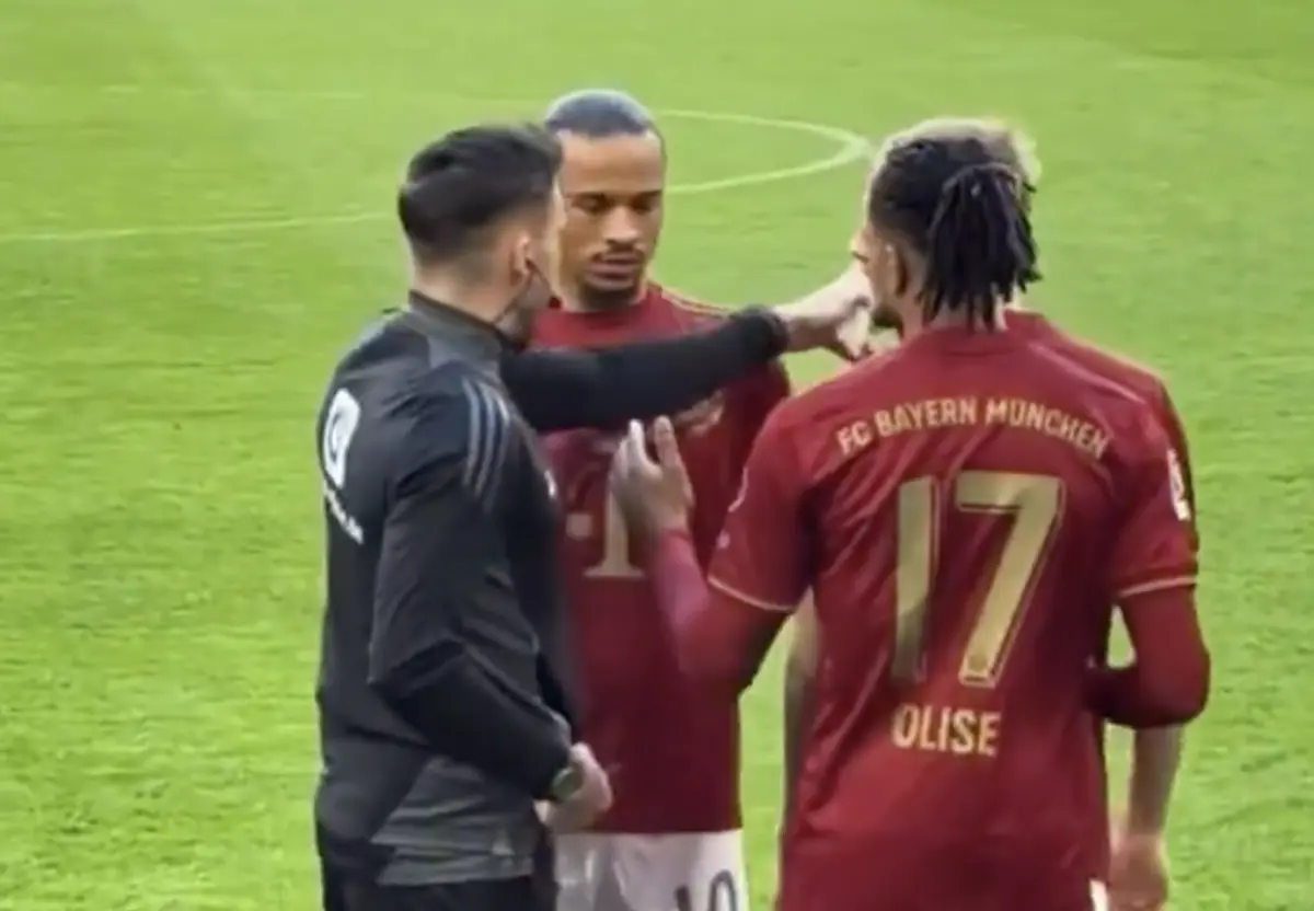 Imagem de contexto do artigo O gesto de Sané com o quarto árbitro do Bayern-Bochum que está a dar que falar