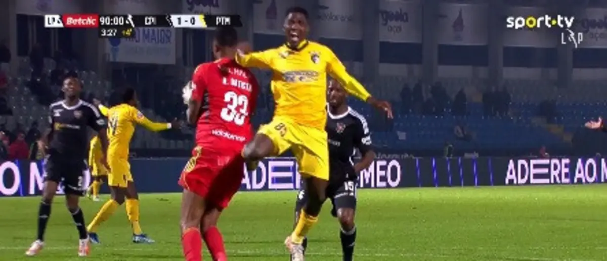 Lance que valeu expulsão a Midana (Créditos: Vsports)