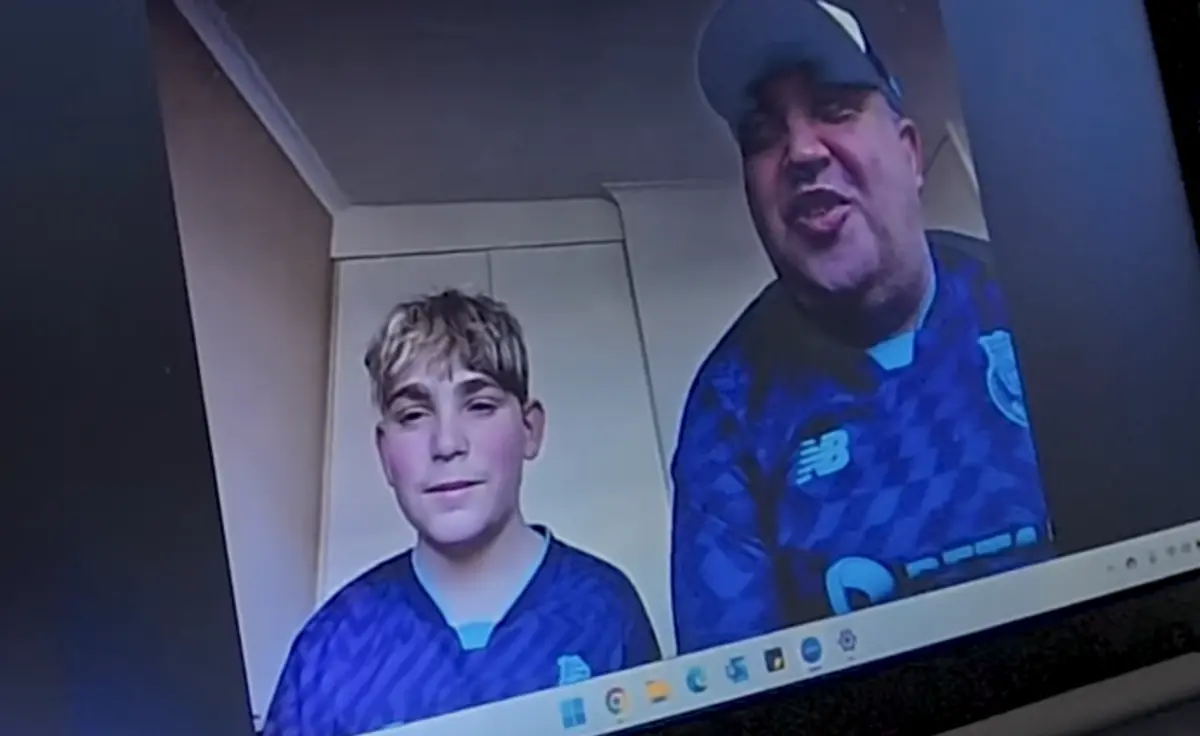 Imagem de contexto do artigo Um vídeo emocionante: a chamada de Lucho com um pai e filho emigrados na África do Sul