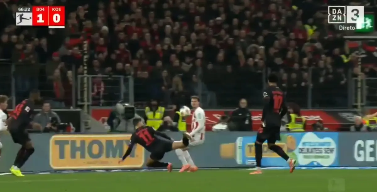 Imagem de contexto do artigo Saiu do banco e demorou quatro minutos a marcar à "escorpião". Veja