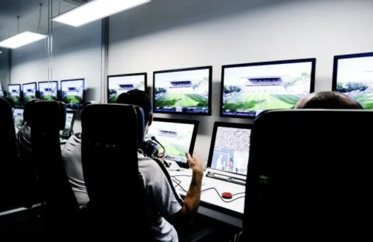 Imagem de contexto do artigo Leiria-FC Porto B vai testar as explicações dos árbitros em situação de VAR. Confira os 10 jogos