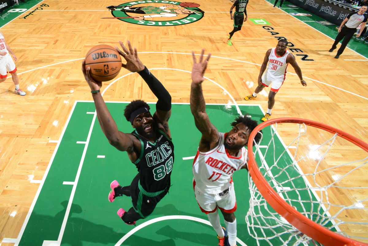 Neemias Queta, à esquerda