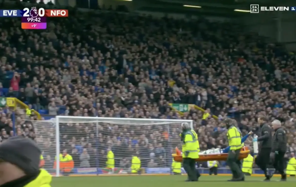 Imagem de contexto do artigo Beto perdeu os sentidos e saiu de maca do Everton-Nottingham. Ora veja