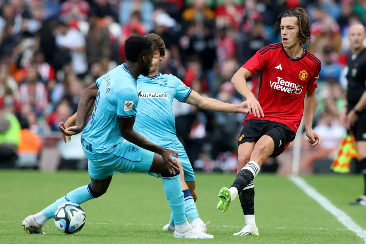 Álvaro Fernández com a camisola do Manchester United (Créditos: AFP)