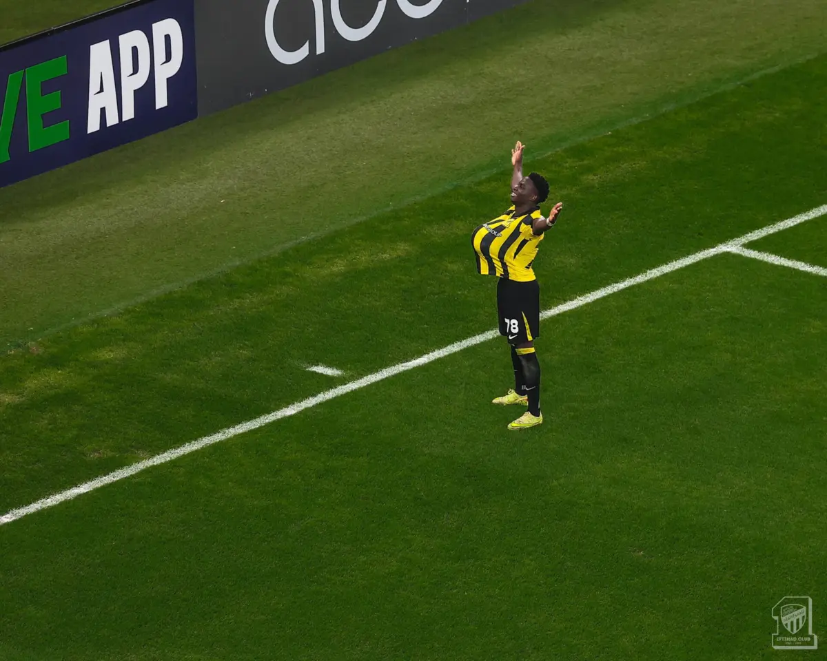 Roger Fernandes festeja