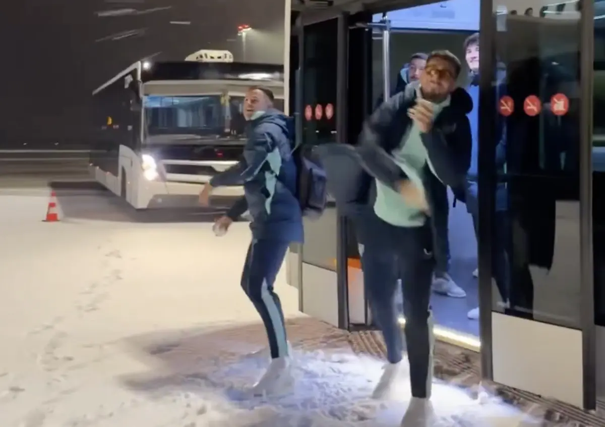 Imagem de contexto do artigo Jogadores do Athletic Bilbau divertiram-se com a neve na chegada a Praga. Ora veja