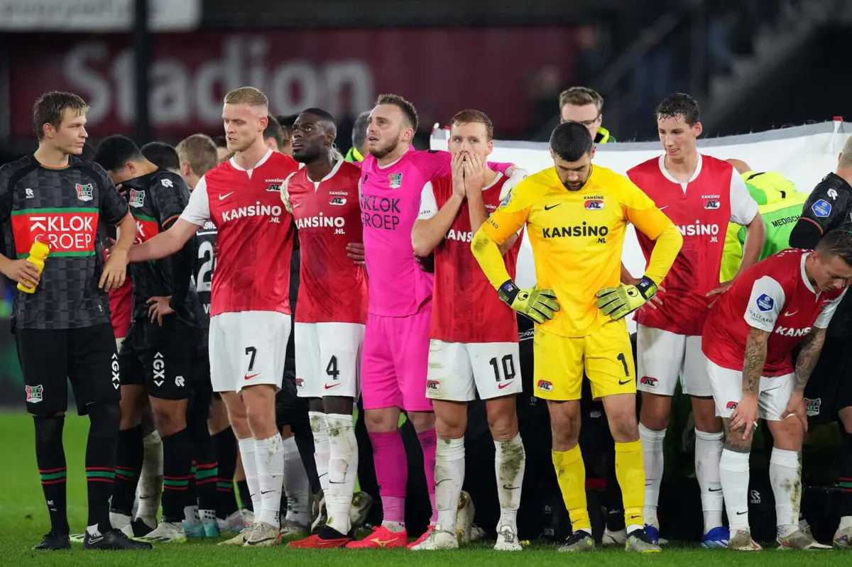 Bas Dost cercado por companheiros e jogadores do AZ