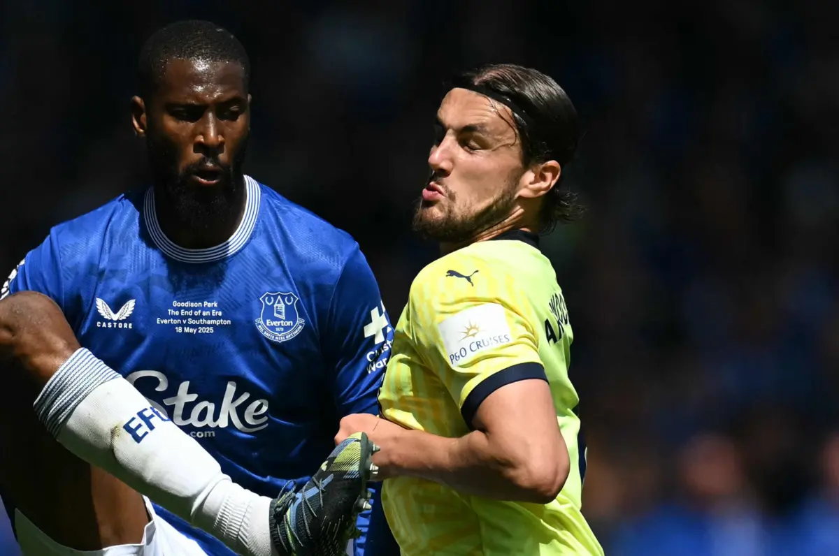 Taylor Harwood-Bellis disputa a bola com Beto (Créditos: AFP)