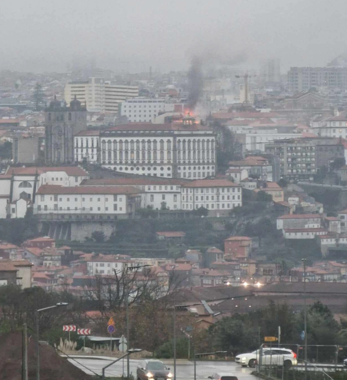 Imagem de contexto do artigo Incêndio em edifício com pensão e restaurante kebab no Porto provoca dois feridos