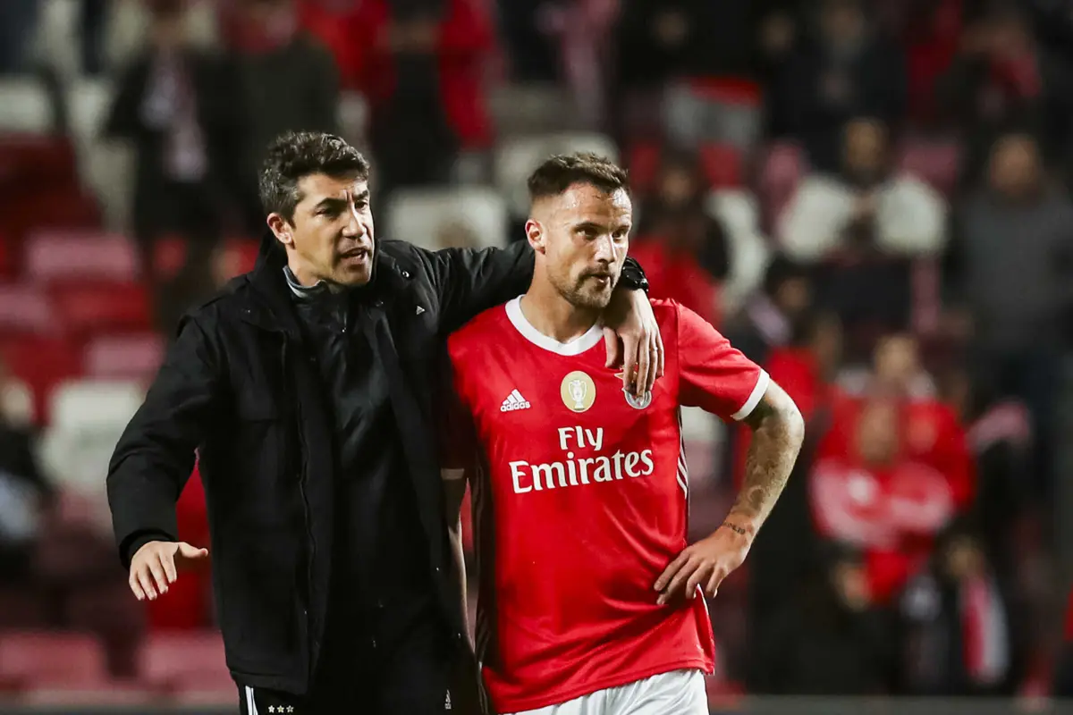 Bruno Lage com Seferovic (créditos: Pedro Rocha / Global Imagens )