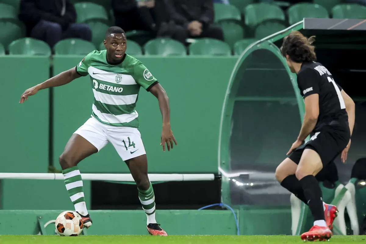 Dário Essugo, à esquerda (Créditos: Gerardo Santos/Global Imagens)