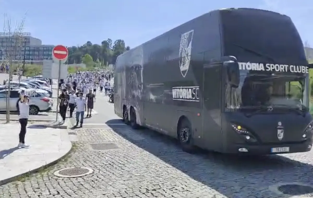 Imagem de contexto do artigo O cordão humano dos adeptos do V. Guimarães antes do jogo com o Farense