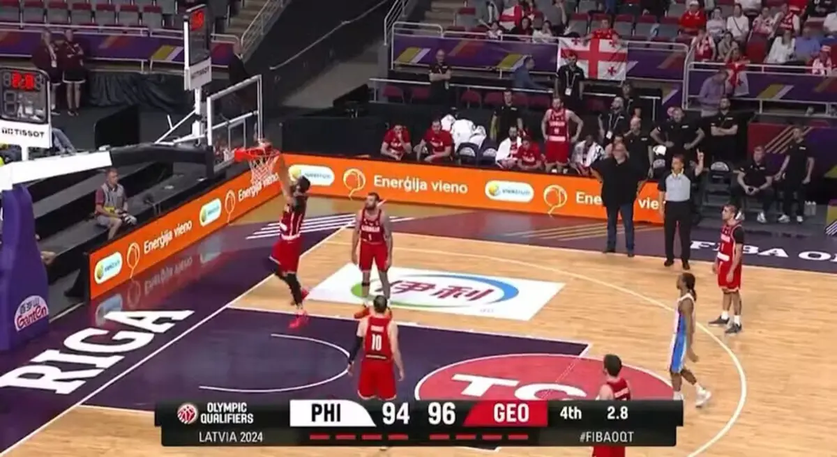 Imagem de contexto do artigo Insólito: jogador da Geórgia tenta afundar contra a sua equipa... e falha. Veja o vídeo