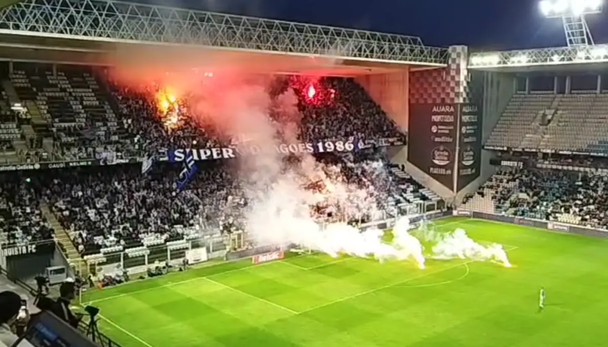 Imagem de contexto do artigo Adeptos do FC Porto atiraram tochas para o relvado e interromperam dérbi