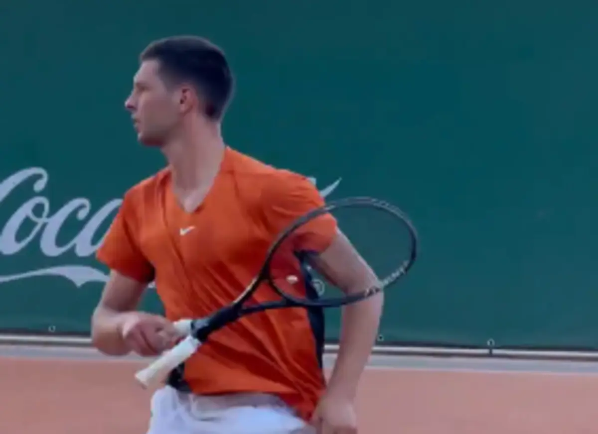 Imagem de contexto do artigo Insólito: tenista usa raquete com dois punhos. Veja o vídeo